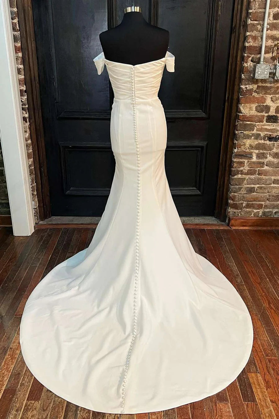 Vestido de novia largo de sirena con hombros descubiertos y satén